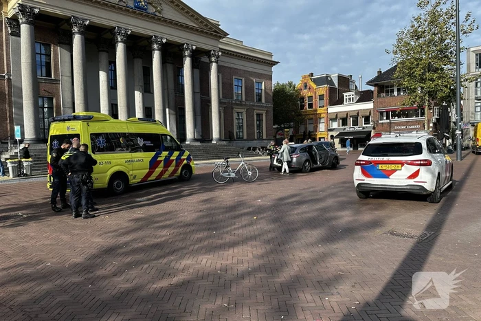Fietser en auto botsen