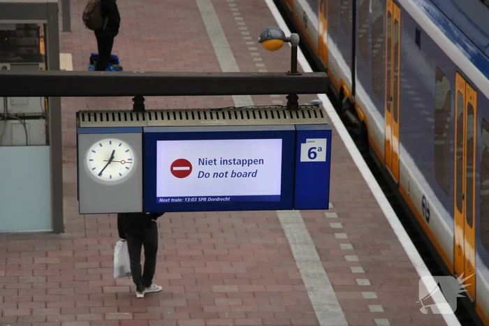 Gestrande reizigers en geen treinen door geknapte bovenleiding