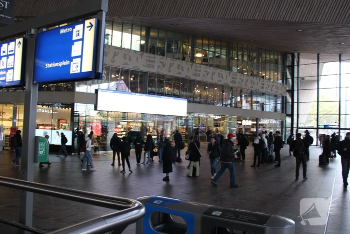 Gestrande reizigers en geen treinen door geknapte bovenleiding