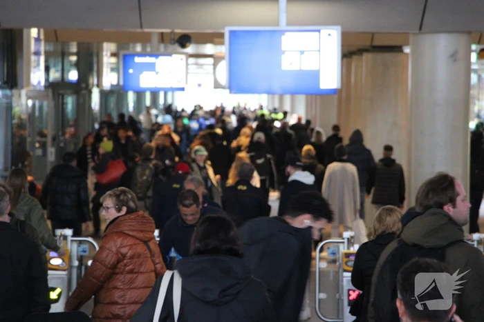 Gestrande reizigers en geen treinen door geknapte bovenleiding