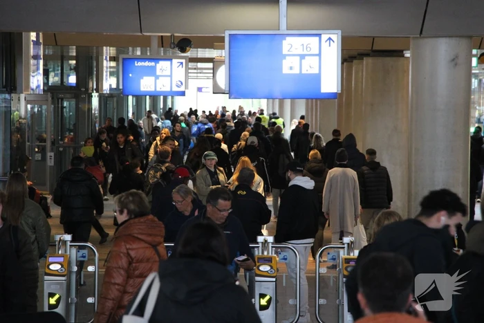 Gestrande reizigers en geen treinen door geknapte bovenleiding