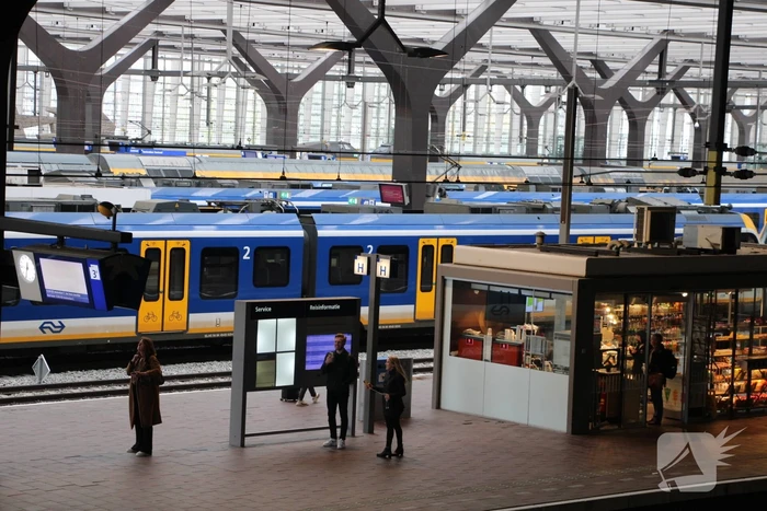 Gestrande reizigers en geen treinen door geknapte bovenleiding