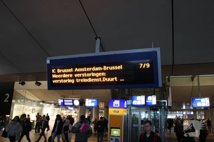 Gestrande reizigers en geen treinen door geknapte bovenleiding
