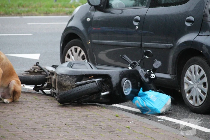 Meerdere voertuigen en scooter betrokken bij aanrijding