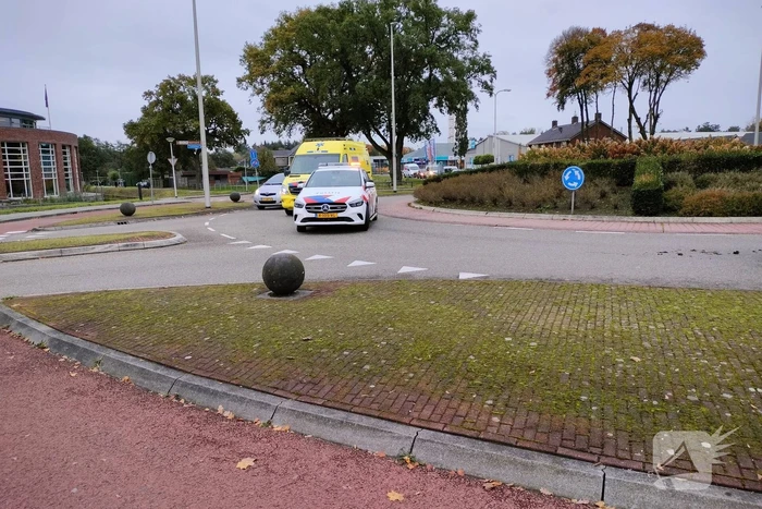 Bestelbus botst achterop personenauto