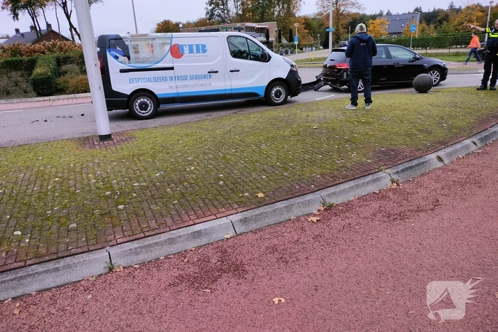 Bestelbus botst achterop personenauto