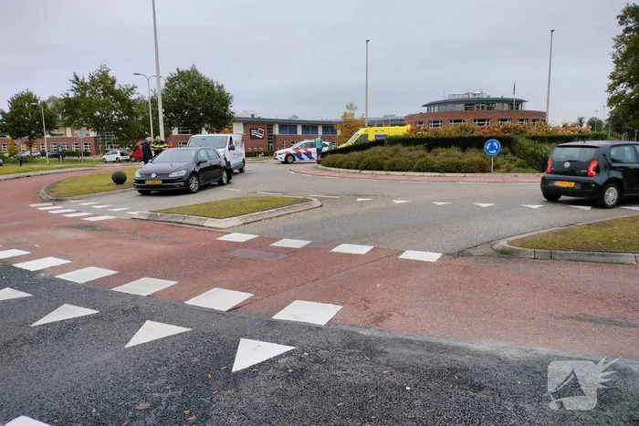 Bestelbus botst achterop personenauto
