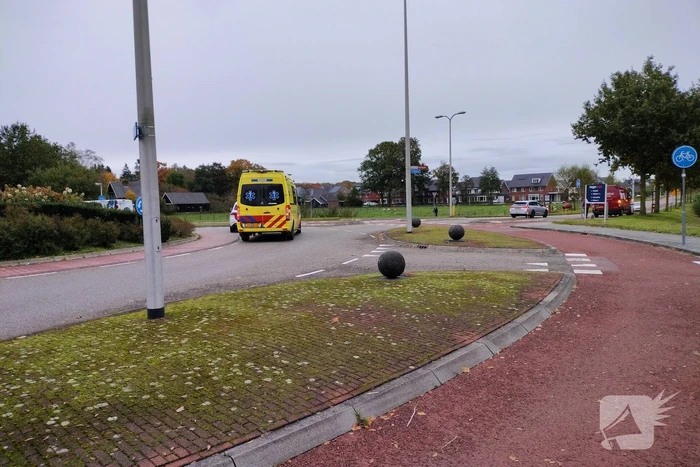 Bestelbus botst achterop personenauto