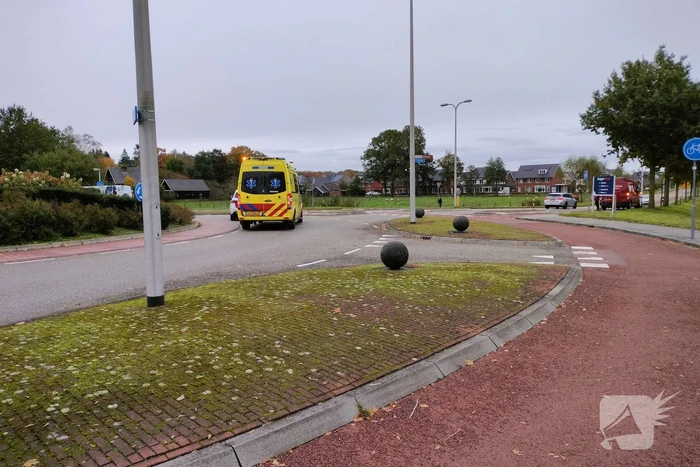 Bestelbus botst achterop personenauto