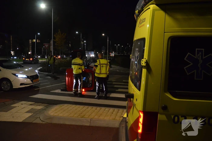 Brommobiel belandt op zijkant bij aanrijding