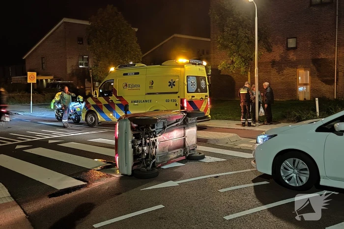Brommobiel belandt op zijkant bij aanrijding