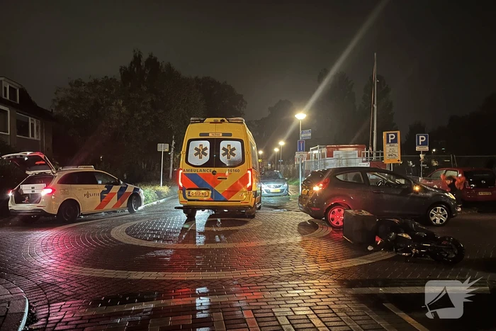 Scooterrijder en automobilist in botsing