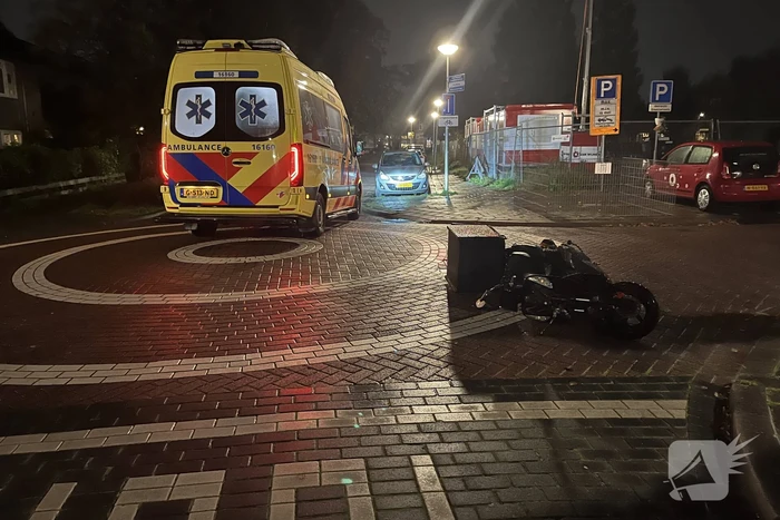 Scooterrijder en automobilist in botsing