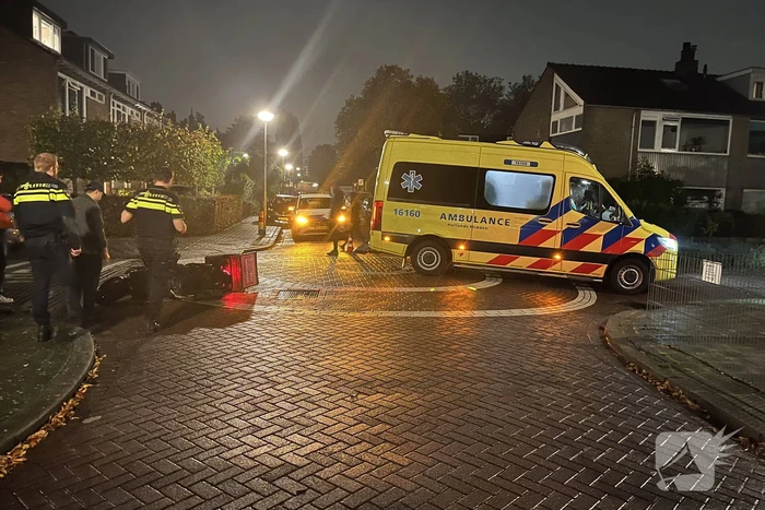 Scooterrijder en automobilist in botsing