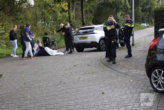 Persoon in rolstoel gewond bij aanrijding