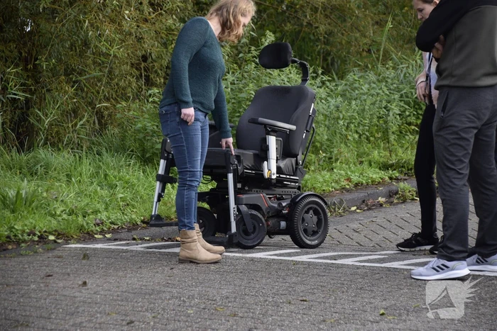 Persoon in rolstoel gewond bij aanrijding
