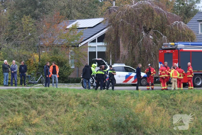 Personenauto rolt kanaal in