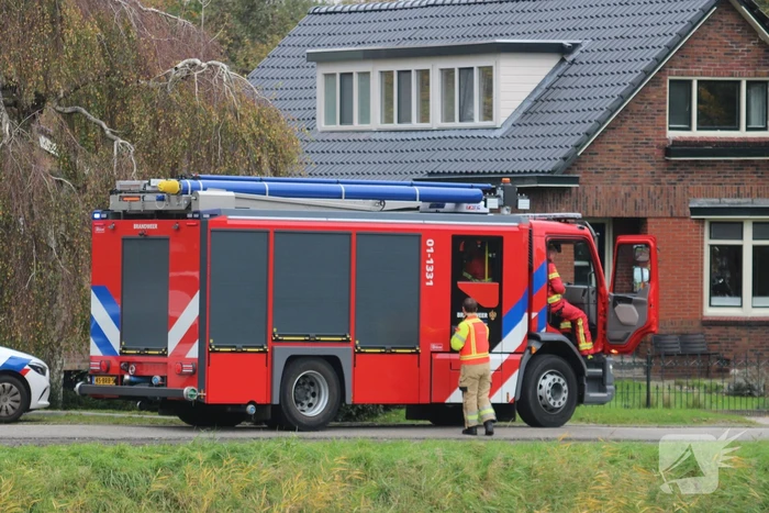 Personenauto rolt kanaal in