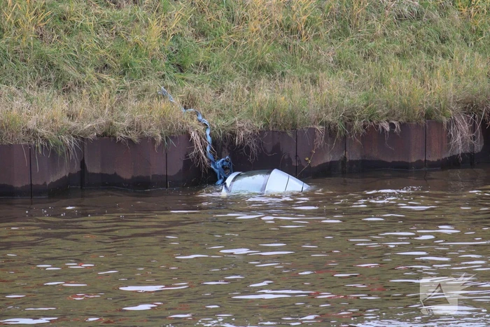 Personenauto rolt kanaal in