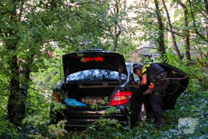 Automobilist raakt van de weg en belandt in bosschage