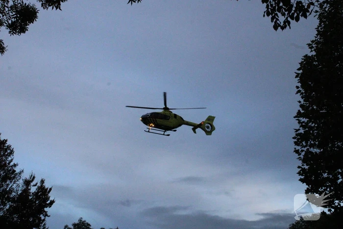 Traumahelikopter landt voor noodsituatie in zwembad