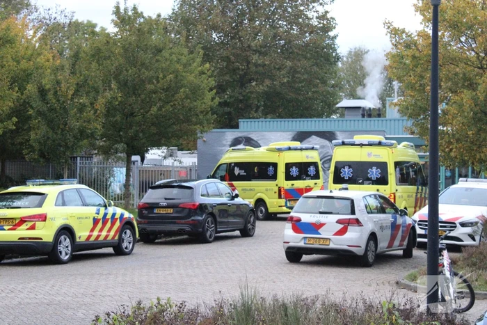 Traumahelikopter landt voor noodsituatie in zwembad