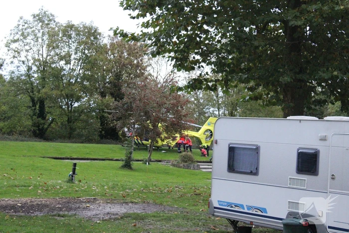 Traumahelikopter landt voor noodsituatie in zwembad