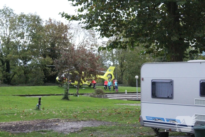 Traumahelikopter landt voor noodsituatie in zwembad