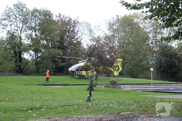 Traumahelikopter landt voor noodsituatie in zwembad