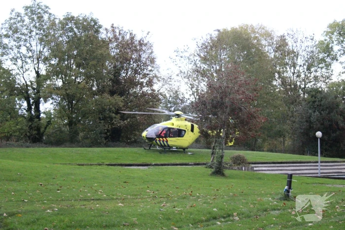 Traumahelikopter landt voor noodsituatie in zwembad