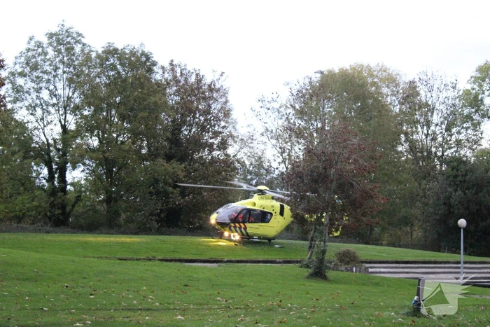 Traumahelikopter landt voor noodsituatie in zwembad