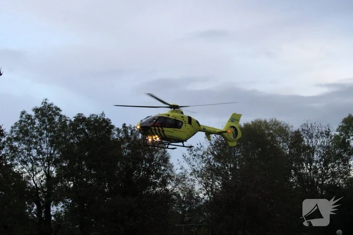 Traumahelikopter landt voor noodsituatie in zwembad