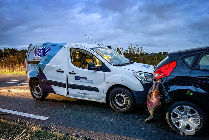 Veel schade bij kop-staartbotsing tussen drie voertuigen