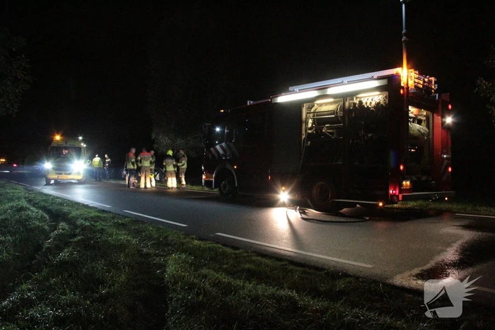 Bestuurder ernstig gewond bij frontale aanrijding met boom