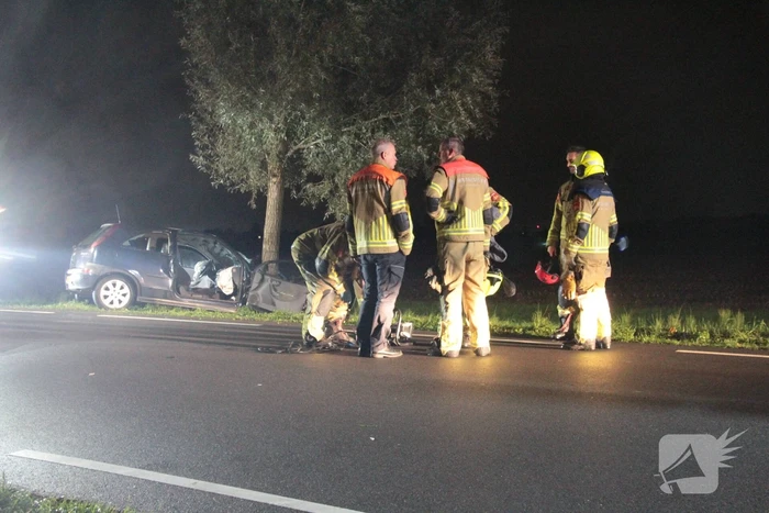 Bestuurder ernstig gewond bij frontale aanrijding met boom