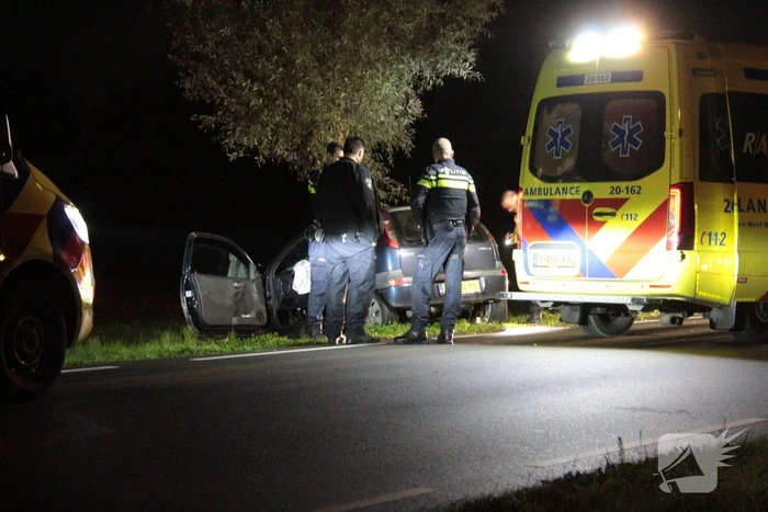 Bestuurder ernstig gewond bij frontale aanrijding met boom