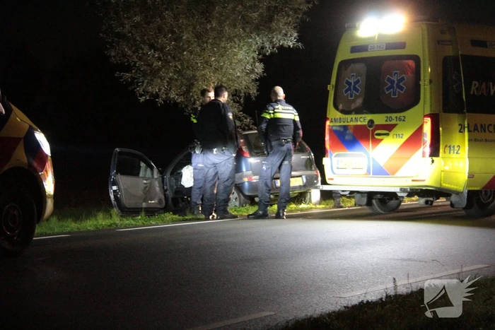 Bestuurder ernstig gewond bij frontale aanrijding met boom