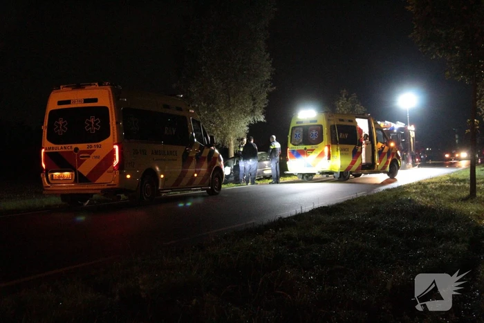 Bestuurder ernstig gewond bij frontale aanrijding met boom