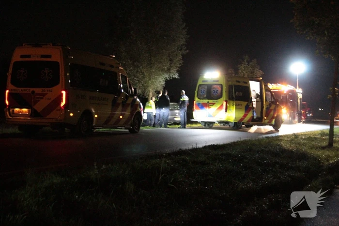 Bestuurder ernstig gewond bij frontale aanrijding met boom