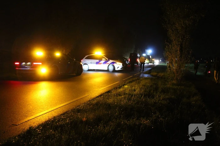 Bestuurder ernstig gewond bij frontale aanrijding met boom