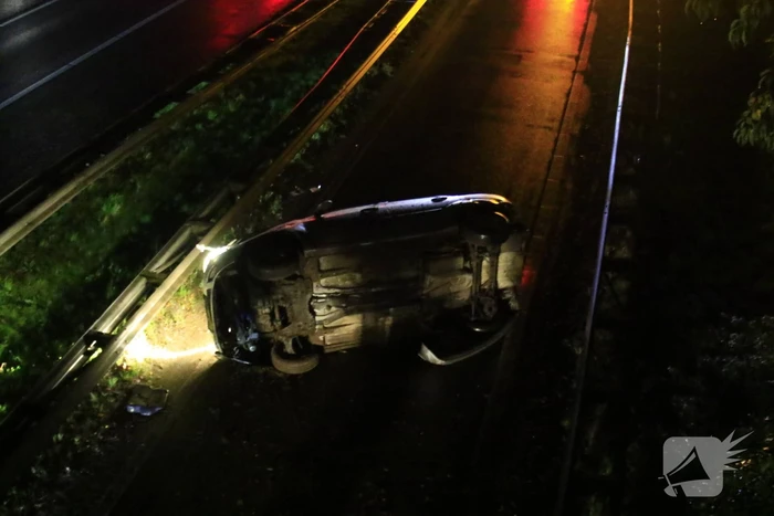 Auto belandt op zijkant op afrit naar benzinestation