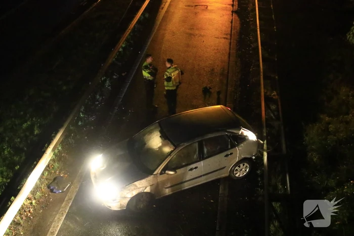 Auto belandt op zijkant op afrit naar benzinestation