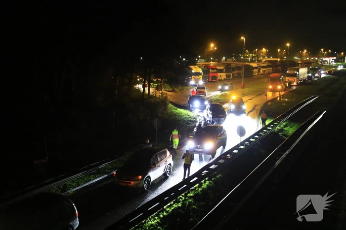 Auto belandt op zijkant op afrit naar benzinestation
