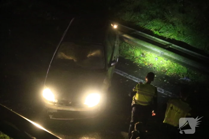 Auto belandt op zijkant op afrit naar benzinestation