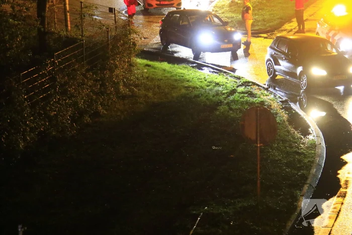 Auto belandt op zijkant op afrit naar benzinestation