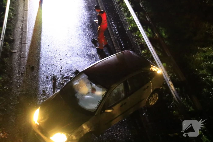 Auto belandt op zijkant op afrit naar benzinestation
