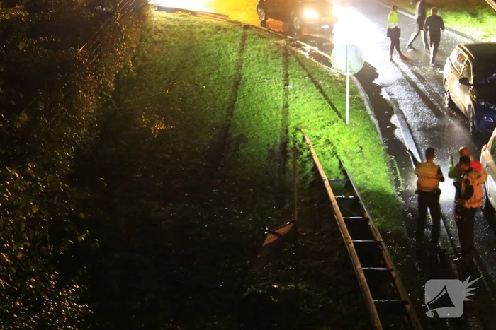 Auto belandt op zijkant op afrit naar benzinestation