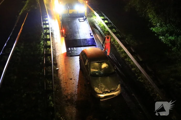 Auto belandt op zijkant op afrit naar benzinestation