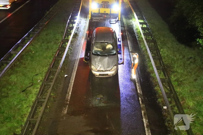 Auto belandt op zijkant op afrit naar benzinestation