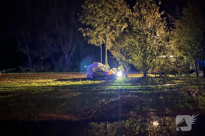 Ravage en beknelling nadat bus in boom boort